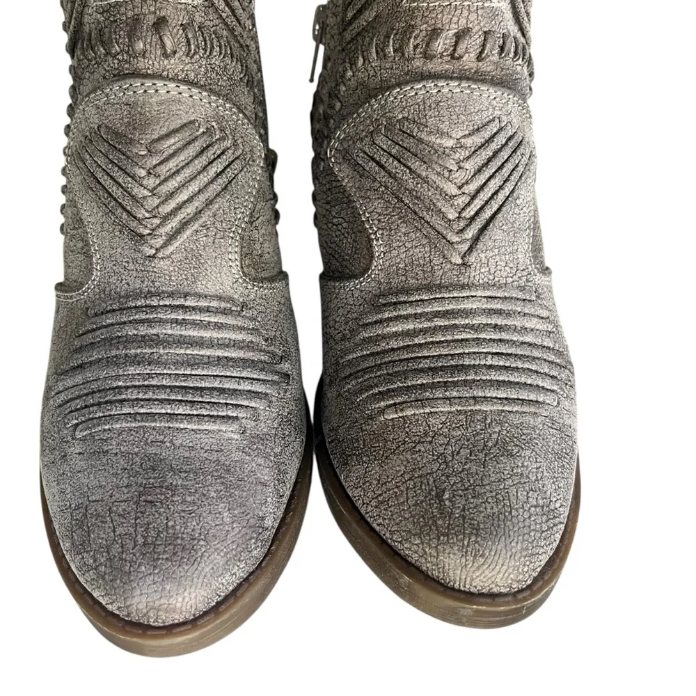 Not Rated Women’s 8 Gray Silver Weaved Faux Leather Side Zip Nosara Ankle Bootie - Picture 3 of 15